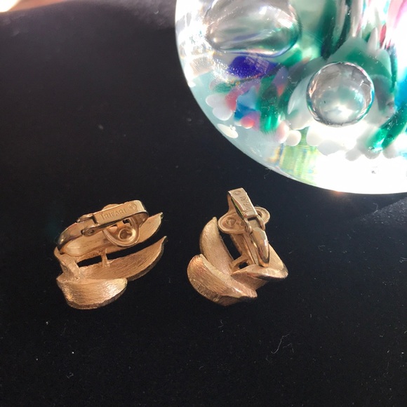 Trifari Gold Tone Vintage Clip Earrings - Picture 3 of 6